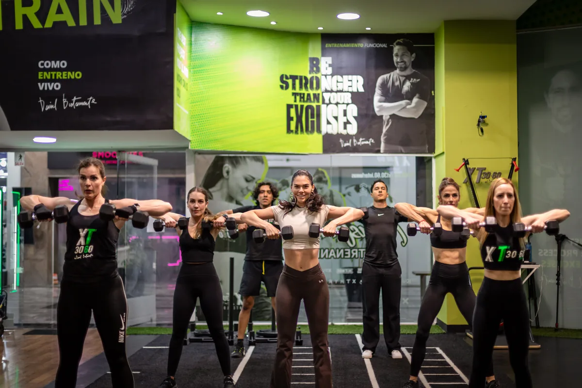 Clase grupal de fuerza funcional con mancuernas en XT30.60 Interlomas