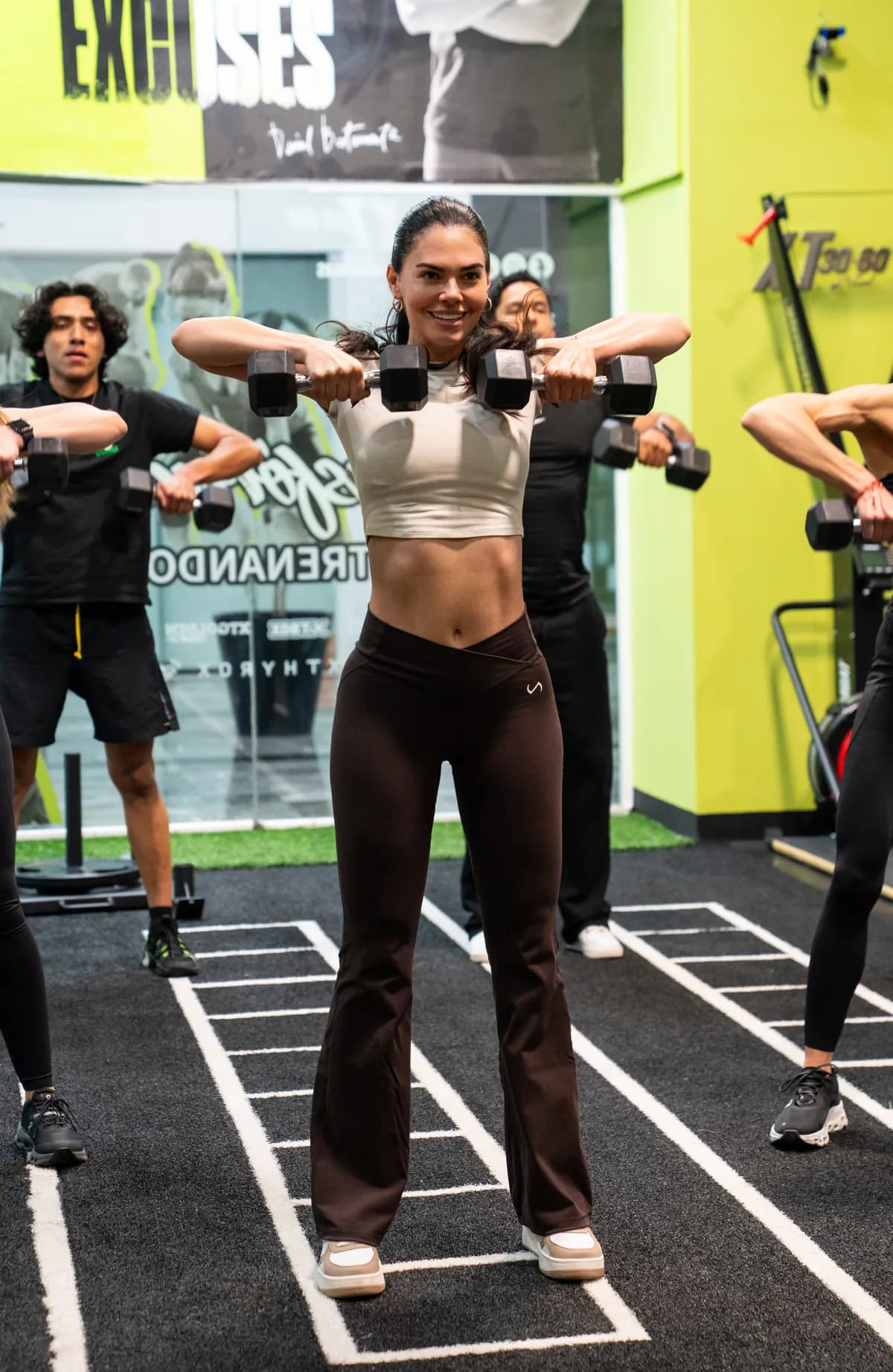 Ejercicio de fuerza con mancuernas en clase funcional XT30.60