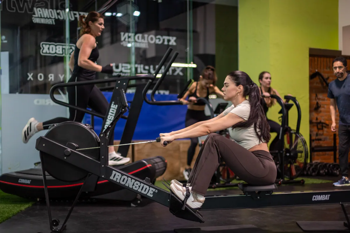 Estación de remo en clase HYROX/DEKA en XT30.60 Interlomas