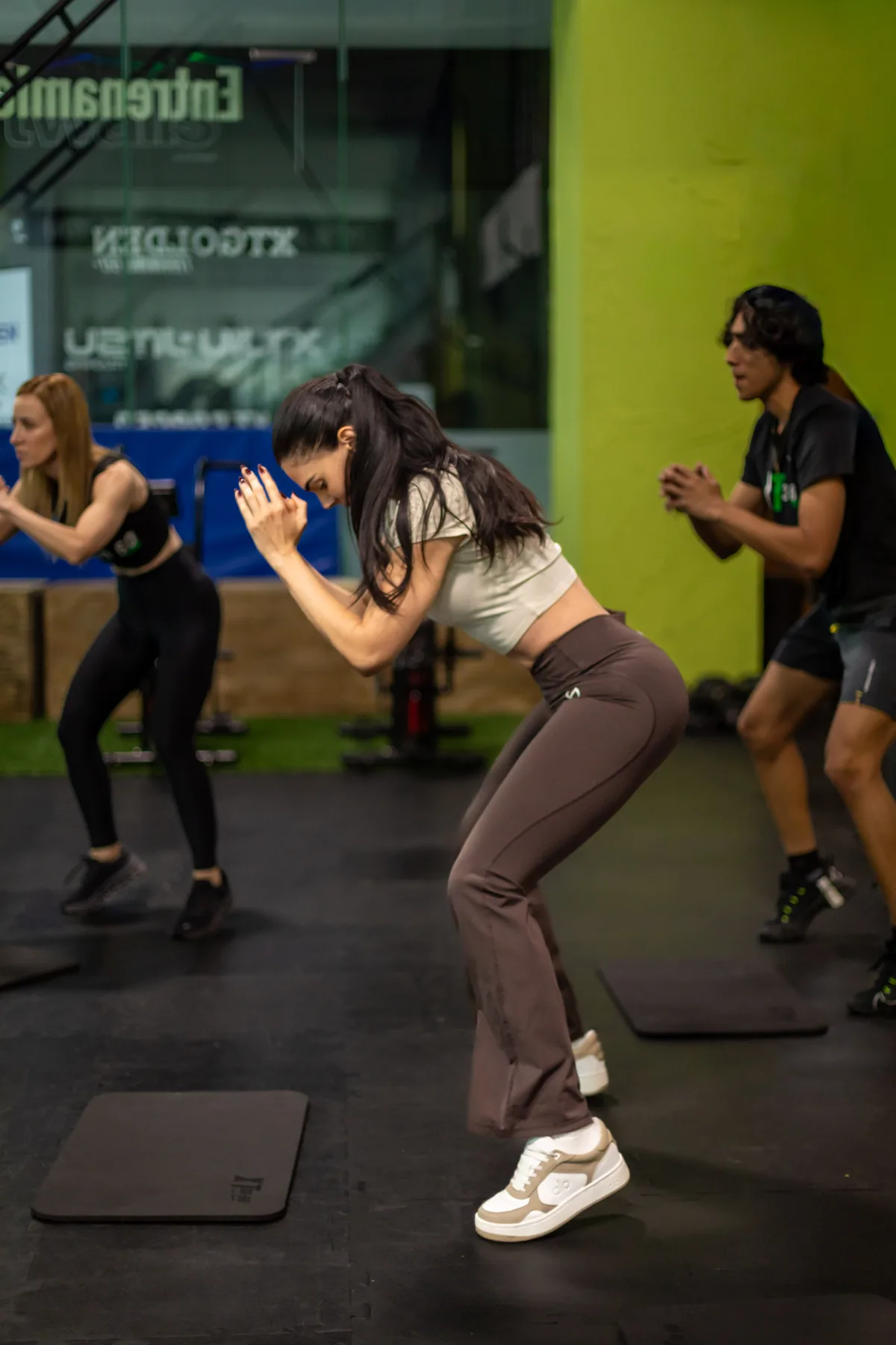 Movimiento explosivo de salto durante entrenamiento funcional en XT30.60