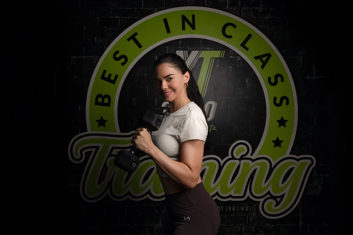 Atleta sonriendo con mancuerna lista para entrenar en XT30.60